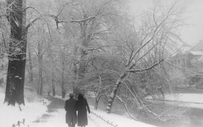 221103 Gezicht op een besneeuwd wandelpad in het singelplantsoen te Utrecht ter hoogte van het Hieronymusplantsoen met ...